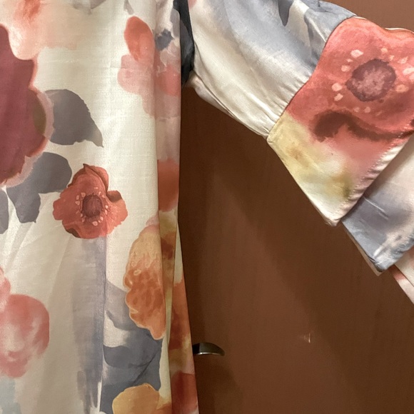 Noracora XL midi length dress with fan out layered sleeves in a floral pattern - Picture 5 of 10